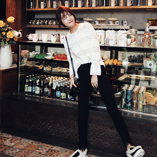 左冉 新款显瘦圆领镂空长袖单排扣蕾丝衫