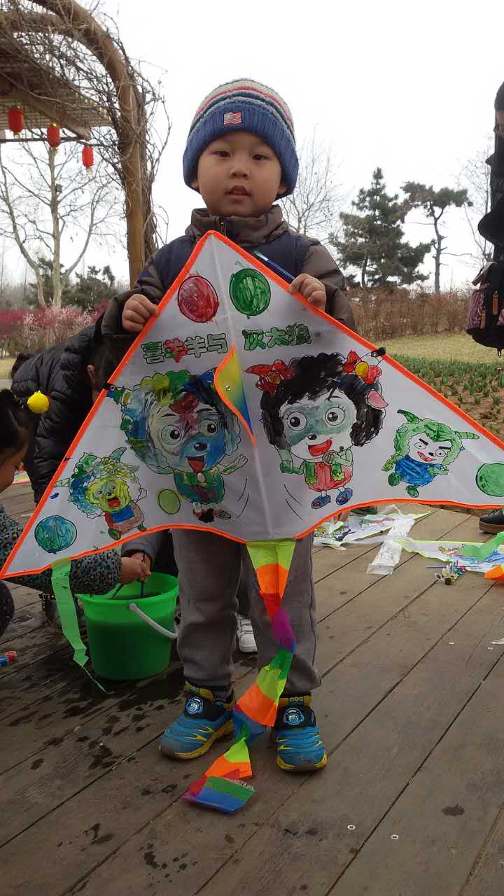 大家看,这是我画的喜羊羊和灰太狼的风筝,是不是超级可爱呢